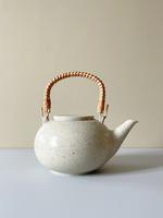 Den hånddrejede tekande er lavet af keramiker Anna Bystrup i samarbejde med Stilleben.  