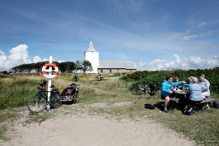 Det skal være nemmere at være cykelturist og finde ruter som Bagges Dæmning over Ringkøbing Fjord og attraktioner som Gammelsogn Kirke. Foto: Morten Langkilde