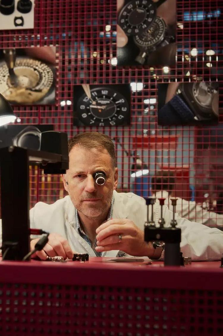 Indtil søndag 24. oktober kan du opleve 11 kunsthåndværkere, blandt andet ur-, taske- og sadelmagere, fra Hermès in action, mens de arbejder, på udstillingen Hermès in the Making i DAC. Foto: Claus Troelsgaard. 