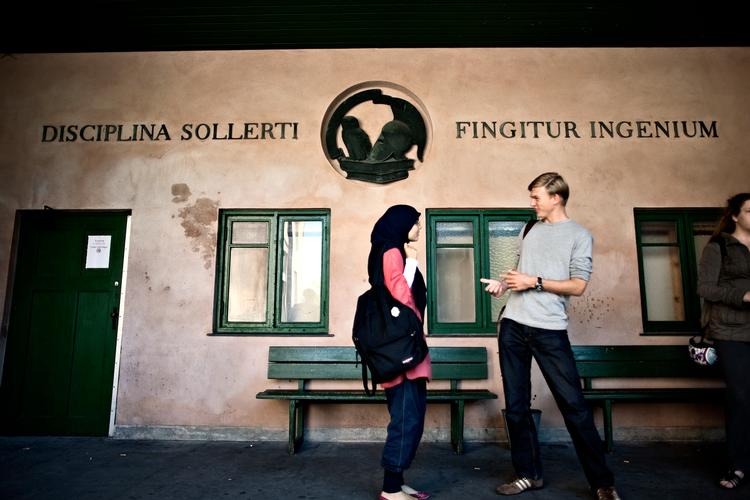 Inskriptionen på Metropolitanskolen, hvor spørgeren i sin skoletid skulle gå rundt i skolegården for at efterligne de store tænkere.  Arkivfoto Joachim Adrian