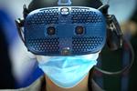 VR-briller giver allerede en forstærket oplevelse foran skærmen. Med Facebooks vision for metaverse bliver det på et helt nyt niveau. Begejstringen er ikke udelt. Foto: Mark Schiefelbein/Ritzau Scanpix