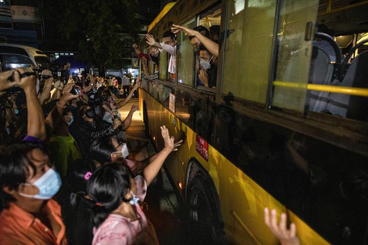 Lokale borgere var mandag aften mødt op foran Insein-fængslet i Yangon, Myanmar, for at tage imod de løsladte demonstranter. Foto: Stringer/Ritzau Scanpix