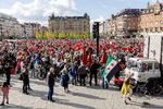Mange danskere er imod hjemsendelse af syriske asylansøgere. Mellem 3.000 og 5.000 mennesker mødte i maj op på Rådhuspladsen til demonstration mod de bebudede hjemsendelser.  Bag demonstrationen stod blandt andre organisationerne Amnesty International, Mellemfolkeligt Samvirke og Dansk Flygtningehjælp Ungdom. Foto: Jesper Houborg