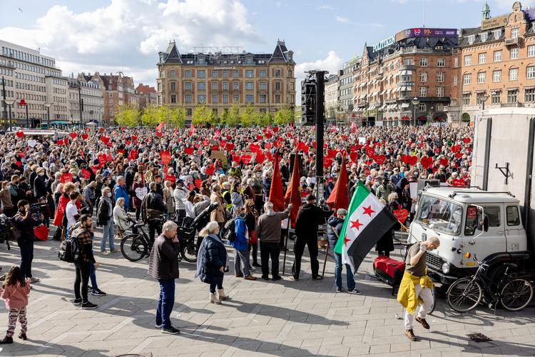 Mange danskere er imod hjemsendelse af syriske asylansøgere. Mellem 3.000 og 5.000 mennesker mødte i maj op på Rådhuspladsen til demonstration mod de bebudede hjemsendelser.  Bag demonstrationen stod blandt andre organisationerne Amnesty International, Mellemfolkeligt Samvirke og Dansk Flygtningehjælp Ungdom. Foto: Jesper Houborg
