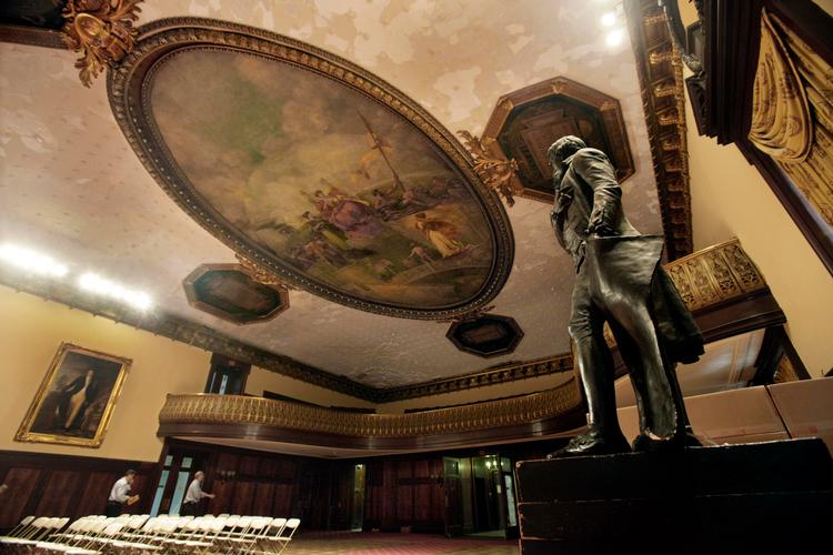 En statue af Thomas Jefferson har hidtil nu prydet New York Citys byrådshal. Nu skal den fjernes.      Foto: Richard Drew/Ritzau Scanpix