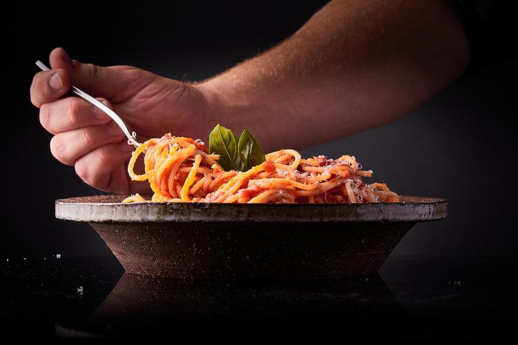 Dommerne har blindsmagt seks forskellige tomatsaucer. Foto: Mikkel Bækgaard