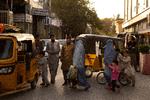  Helt paradoksalt giver den klassiske afghanske burka forfulgte kvinder beskyttelse mod at blive genkendt af Taleban i Kabuls gader.
  Foto: Jorge Silva/Ritzau Scanpix