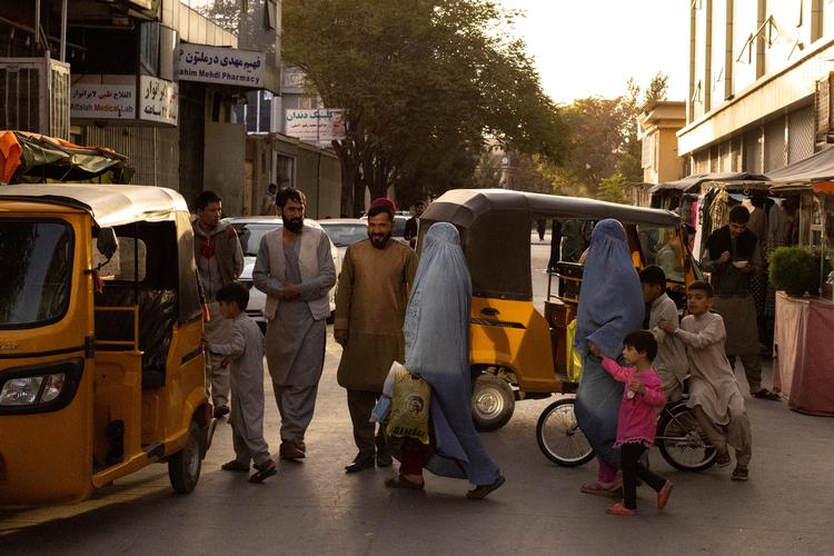  Helt paradoksalt giver den klassiske afghanske burka forfulgte kvinder beskyttelse mod at blive genkendt af Taleban i Kabuls gader.
  Foto: Jorge Silva/Ritzau Scanpix