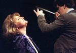 Edita Gruberova på scenen med dirigent Frank Beermann i 1999. Foto: Kay Nietfeld/Ritzau Scanpix