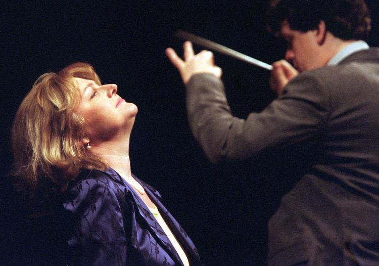 Edita Gruberova på scenen med dirigent Frank Beermann i 1999. Foto: Kay Nietfeld/Ritzau Scanpix