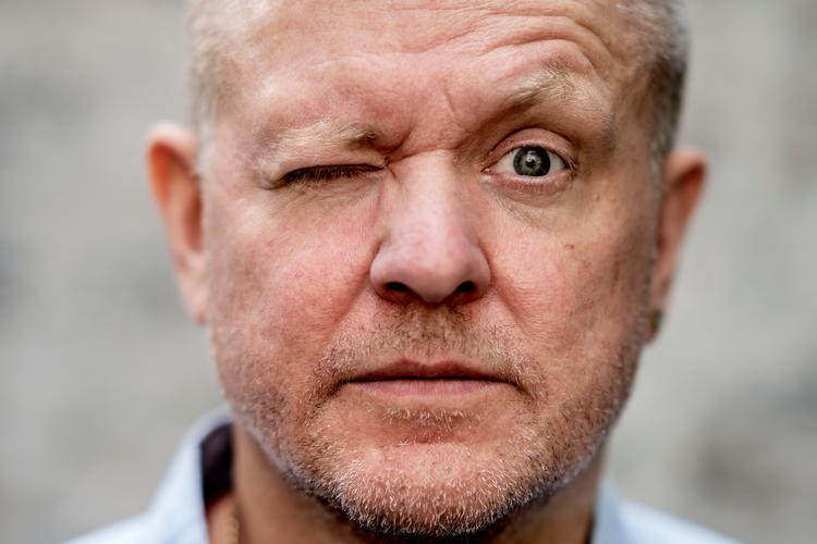 Komiker Anders Matthesen har skrevet bogen 'Livsstil er en livsstil', der gør grin med selvhjælpsbøger.  Foto: Stine Bidstrup/Stine Bidstrup