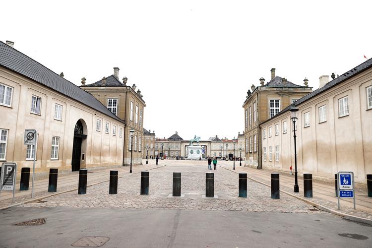 Pullerterne hindrer indkørsel til Amalienborg Slotsplads. Foto: Jens Dresling