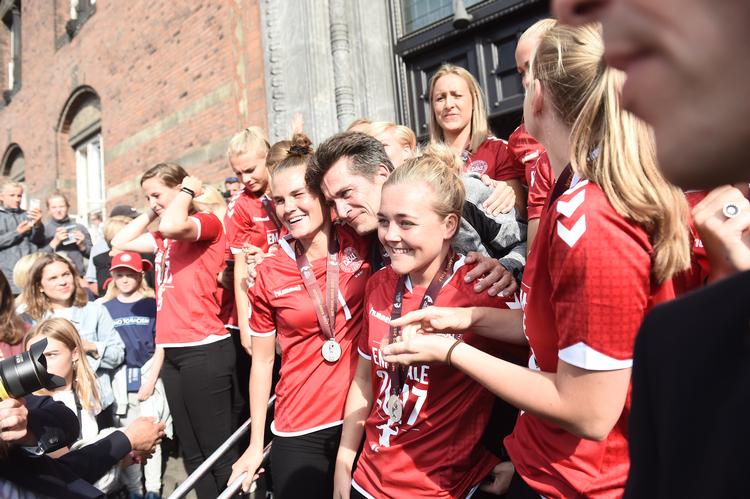 I 2017 vandt Danmark sølv til EM i Holland, og kvinderne fik storslået modtagelse på Københavns Rådhus. Det startede en fantastisk udvikling for kvindefodbolden, der kan være i fare, hvis VM hvert andet år bliver en realitet.    Foto: Jonas Olufson