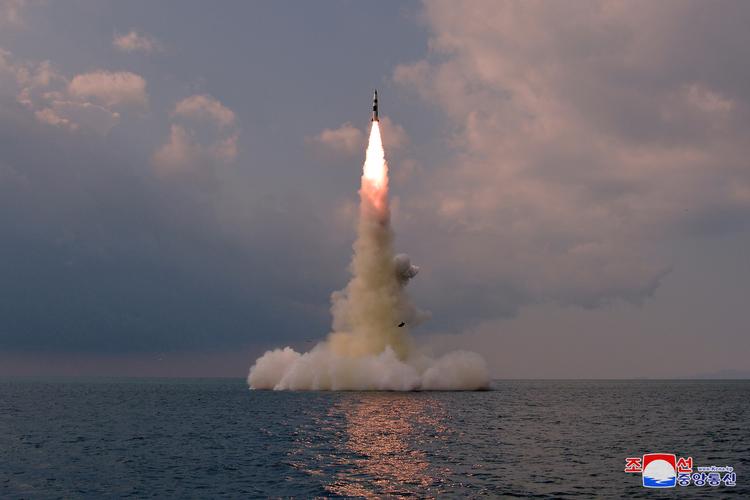 Sydkoreas militær oplyste tirsdag, at Nordkorea tilsyneladende havde foretaget en prøveaffyring af et ballistisk missil fra en ubåd.

 Foto: Kcna/Ritzau Scanpix