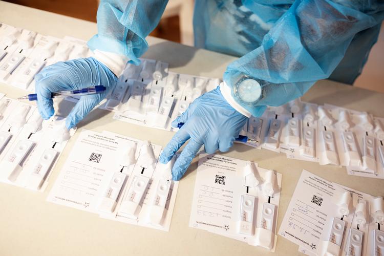 Selv om man er vaccineret, skal man huske at teste sig, hvis man har symptomer på corona, lyder det fra læge. Foto: Sofia Busk/Sofia Busk