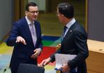 Den hollandske regeringsleder Mark Rutte (med ryggen til) forventes at gå hårdt til sin polske kollega Mateusz Morawiecki på topmødet torsdag i Bruxelles. Her ses de sammen ved et tidligere topmøde. Foto: Julien Warnand/Ritzau Scanpix