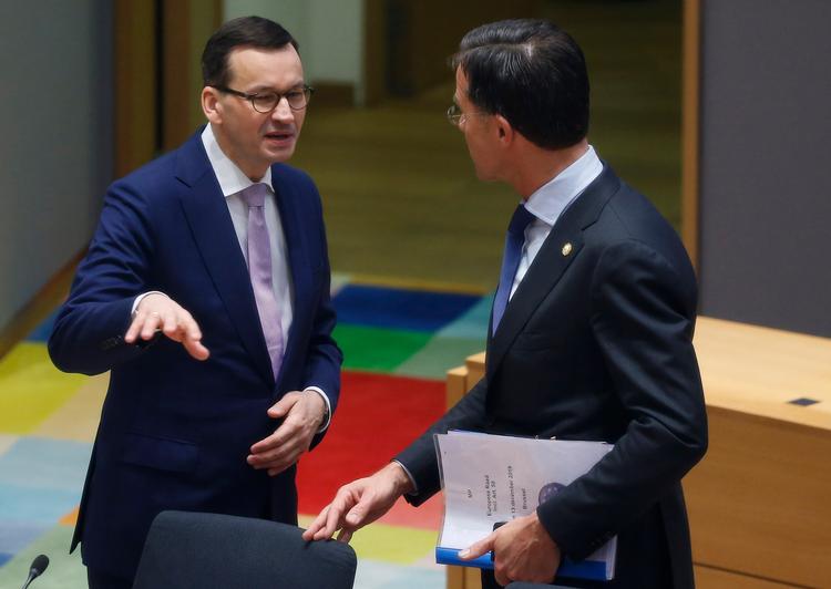 Den hollandske regeringsleder Mark Rutte (med ryggen til) forventes at gå hårdt til sin polske kollega Mateusz Morawiecki på topmødet torsdag i Bruxelles. Her ses de sammen ved et tidligere topmøde. Foto: Julien Warnand/Ritzau Scanpix