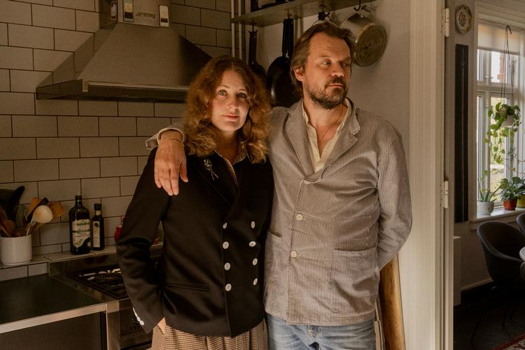I den dokumentariske bog 'Bo Ark, Peter Sommer og jeg'  fletter tre stemmer sig ind og ud af hinandens liv. Ægteparret Peter Sommer og Marianne Verge er to af stemmerne. Den afdøde digter Bo Ark fra Skanderborg er den tredje.    Foto: Katrine Hørup Noer