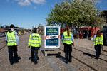 Politiet indførte et midlertidigt opholdsforbud - blandt andet på den populære havnefront Islands Brygge.  Foto: Finn Frandsen