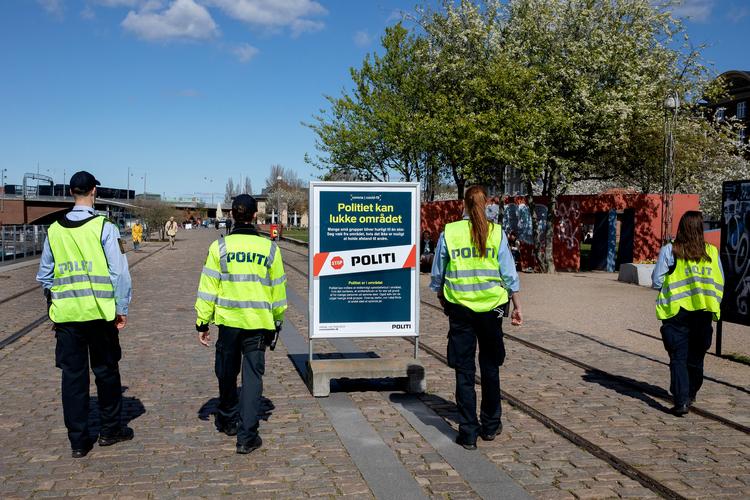 Politiet indførte et midlertidigt opholdsforbud - blandt andet på den populære havnefront Islands Brygge.  Foto: Finn Frandsen