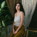 Folksangerinden Bedouine er snart klar med opfølgeren til det anmelderroste album ‘Bird Songs of a Killjoy’ fra 2019. Albummet bærer titlen Wayside og førstesinglen derfra, 'The Solitude', er en perfekt efterårshymne.  Foto:  Polly Antonia Barrowman