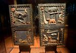 En dør fra det kongelige palæ i det daværende kongerige Dahomeys hovedstad, udstillet på Quai Branly-museet i Paris, der nu åbner en udstilling af stjålne kulturgenstande, som bliver sendt til Benin, det nuværende navn for det tidligere kongerige.  Foto: Michel Euler/Ritzau Scanpix