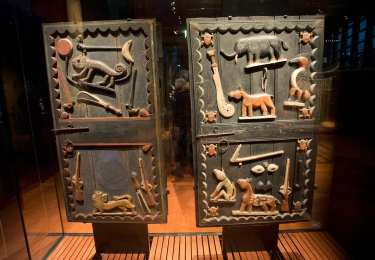En dør fra det kongelige palæ i det daværende kongerige Dahomeys hovedstad, udstillet på Quai Branly-museet i Paris, der nu åbner en udstilling af stjålne kulturgenstande, som bliver sendt til Benin, det nuværende navn for det tidligere kongerige.  Foto: Michel Euler/Ritzau Scanpix