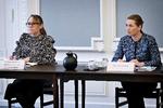 Det er især en række sms'er fra statsministerens departementschef Barbara Bertelsen, der har vakt opsigt. Her sidder hun i samråd med Mette Frederiksen. Foto: Jens Dresling