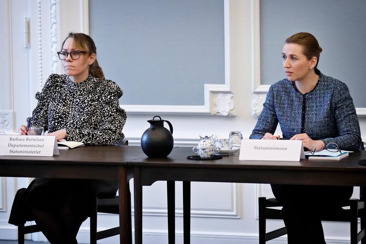 Det er især en række sms'er fra statsministerens departementschef Barbara Bertelsen, der har vakt opsigt. Her sidder hun i samråd med Mette Frederiksen. Foto: Jens Dresling