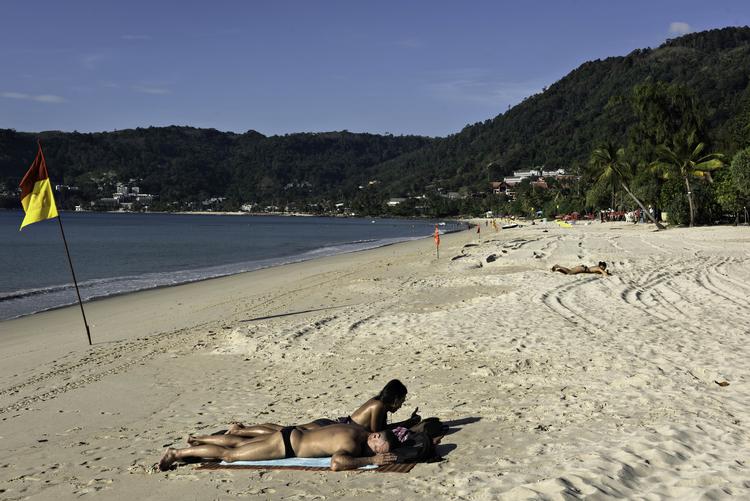 De seneste måneder har det været forbundet med meget besvær af rejse til Thailand, hvilket betyder, at der stort set ikke har været turister på strandene i Phuket. Arkivfoto Foto: Claus Blok Thomsen