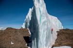 En klatrer forcerer i Mount Kilimanjaro Tanzania. Men går det, som FN forudser så er de sidste gletsjere i Østafrika væk om tyve år. De vigende gletsjere er et udtryk for klimaforandringernes ødelæggende konsekvenser. Foto: Christian Pondella/red Bu/sipa/Ritzau Scanpix