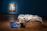 'My Bed' blev et af den nyere kunsthistories mest skandaløse værker, da det blev vist på Tate i 1999. Det blev også starten på Tracey Emins store karriere.. Det er en magtdemonstration og et udtryk for Tracey Emins kærlighed til Edvard Munch, at dette hovedværk er med på udstillingen i Oslo. I baggrunden Munchs maleri 'Marats død' fra 1907. Foto: Ove Kvavik/Tracey Emin