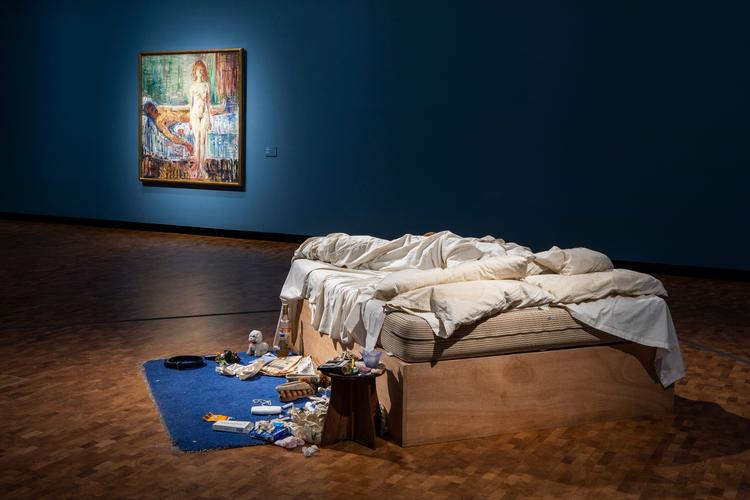 'My Bed' blev et af den nyere kunsthistories mest skandaløse værker, da det blev vist på Tate i 1999. Det blev også starten på Tracey Emins store karriere.. Det er en magtdemonstration og et udtryk for Tracey Emins kærlighed til Edvard Munch, at dette hovedværk er med på udstillingen i Oslo. I baggrunden Munchs maleri 'Marats død' fra 1907. Foto: Ove Kvavik/Tracey Emin