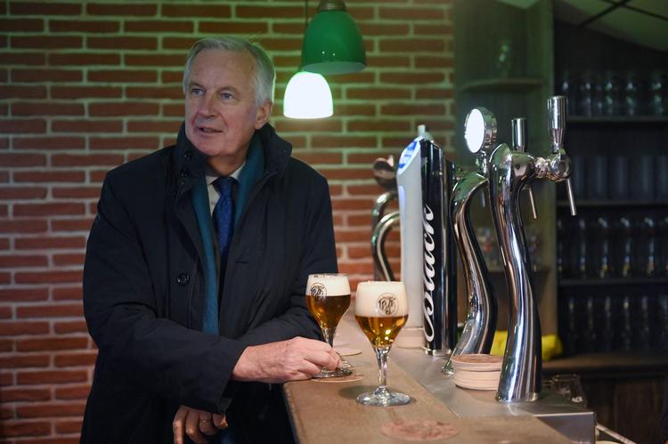 Michel Barnier i valgkamp i Alsace - hvor øllet er godt. Den største opgave i de kommende uger for den reserverede og kølige mand fra Alperne bliver at fremstå som imødekommende og klar til dialog. Han ved, at han aldrig bliver folkelig. Foto: Frederick Florin/Ritzau Scanpix