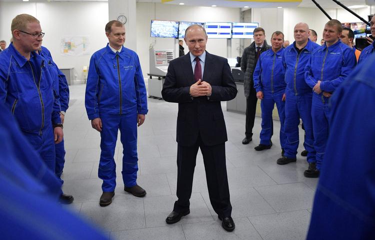 Gas- og oliefelterne i den arktiske del af Rusland er rygraden i landets enrgi-eksport.. Her åbner præsident Putin et nyt køleanlæg, der omdanner naturgas til flydende gas, der kan transporteres på specialskibe til især Kina.

 Foto: Alexei Druzhinin/Ritzau Scanpix