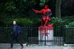 Det er ikke første gang, at statuer er et omdiskuteret emne i England. Her er en statue af Christopher Columbus blevet vandaliseret tidligere på måneden.    Foto: Hannah Mckay/Ritzau Scanpix