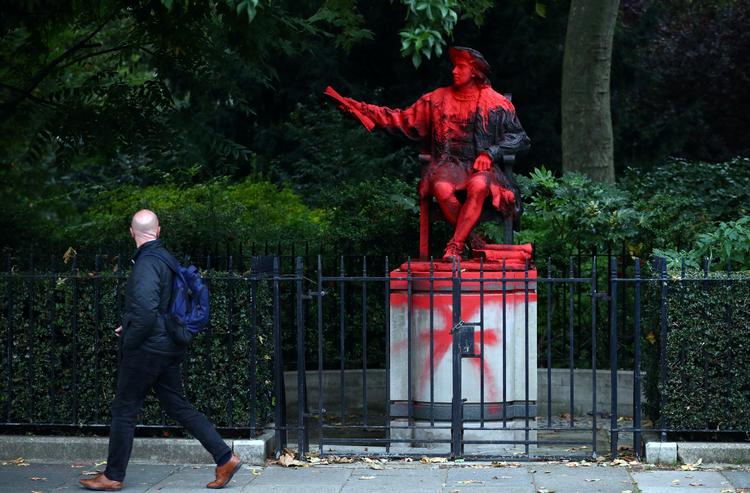 Det er ikke første gang, at statuer er et omdiskuteret emne i England. Her er en statue af Christopher Columbus blevet vandaliseret tidligere på måneden.    Foto: Hannah Mckay/Ritzau Scanpix