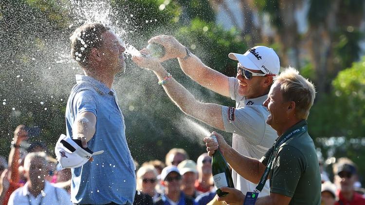 Efter Jeff Winther havde vundet Mallorca Open fik Joachim B. Hansen og Søren Kjeldsen betalt tilbage med et champagnebad.  