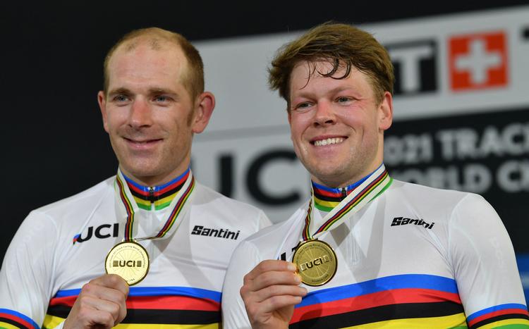 Storsmilende kan Michael Mørkøv (t.v.) og Lasse Norman stolt vise guldmedaljerne frem iført de nye regnbuetrøjer efter triumfen i parløbet. Foto: Denis Charlet/Ritzau Scanpix