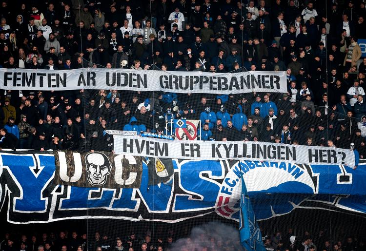 Flere politifolk er ramt af kasteskyts i forbindelse med optøjer efter et lokalopgør mellem fodboldklubberne Brøndby og FC København søndag eftermiddag. Foto: Lars Poulsen