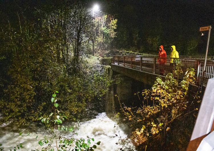 Dårligt vejr besværliggør redningsaktion i den norske by Kvam, hvor tre personer og en hund frygtes at være røget ud over et vandfald i deres robåd. Foto: Marit Hommedal/Ritzau Scanpix