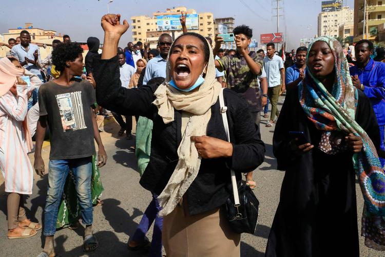 Sudanesere er mandag gået på gaden for at protestere over det, der ifølge nyhedsbureauet Reuters er et formodet statskup. Foto: Ashraf Shazly/Ritzau Scanpix