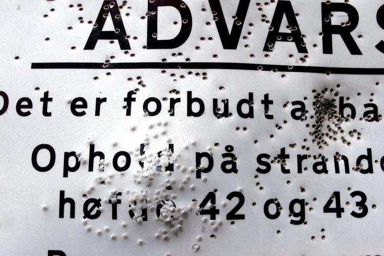 Seniorkonsulent fra ingeniørfirmaet Niras vurderer, at oprensning af jord, der er blevet forurenet med giftstoffet PFOS, kan blive en bekostelig affære. Måske endda lige så dyrt som oprensningen af de 10 generationsforureninger, heriblandt Høfde 42 på Harboøre Tange i Vestjylland, som der er afsat 630 millioner kroner på finansloven til. Foto: Niels Hougaard