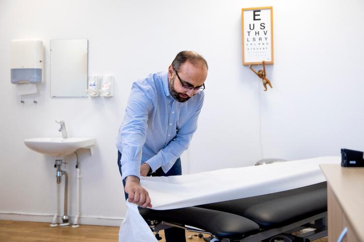 Urfan Ahmed har pakistanske rødder, bor i Ishøj og er praktiserende læge.  Foto: Finn Frandsen