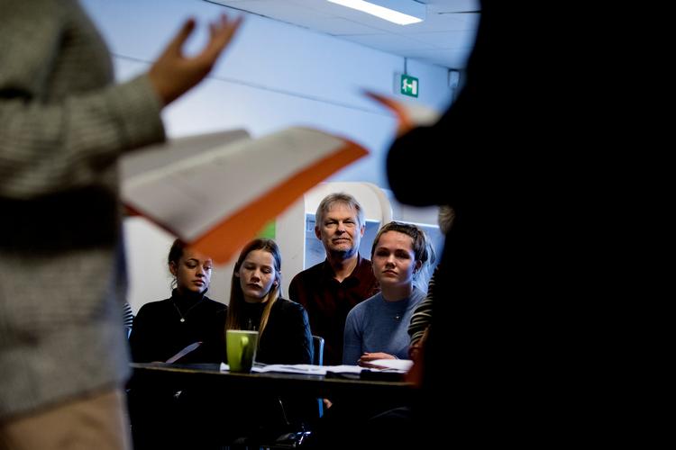Skoleleder Jan Mindegaard (mørk skjorte) på arkivfoto fra han var skoleleder i Greve. I dag er han leder på Strandgårdskolen i Ishøj, hvor flere elever og lærere er smittet med corona.    Foto: Finn Frandsen