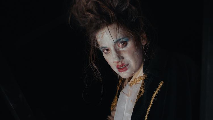 Skuespilleren Danica Curcic er en af de medvirkende i filmkabareten 'Kunstmuseet', og hun fremfører kunstnerens sang så fænomenalt, at man drømmer om at kunne downloade den.  Foto: Astrup & Bordorff
