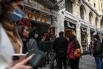 Kunder står i kø foran et vekselbureau i Istanbul mandag 25. oktober.  Foto: Ozan Kose/Ritzau Scanpix