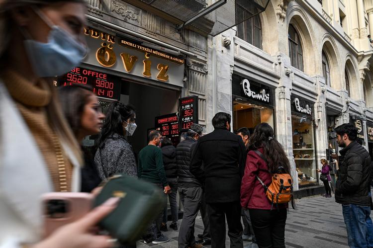 Kunder står i kø foran et vekselbureau i Istanbul mandag 25. oktober.  Foto: Ozan Kose/Ritzau Scanpix