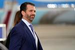 Donald Trump Jr.  sælger t-shirts med nedladende slogans, efter skuespilleren Alec Baldwin i sidste uge ved et uheld skød og dræbte en filmfotograf i forbindelse med en optagelse.  Foto: Manuel Balce Ceneta/Ritzau Scanpix