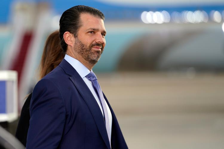 Donald Trump Jr.  sælger t-shirts med nedladende slogans, efter skuespilleren Alec Baldwin i sidste uge ved et uheld skød og dræbte en filmfotograf i forbindelse med en optagelse.  Foto: Manuel Balce Ceneta/Ritzau Scanpix